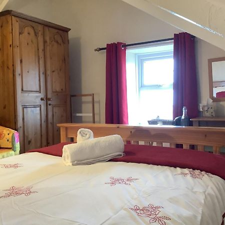 Haelarcher Farmhouse And Helicopter B&B Лизард Экстерьер фото