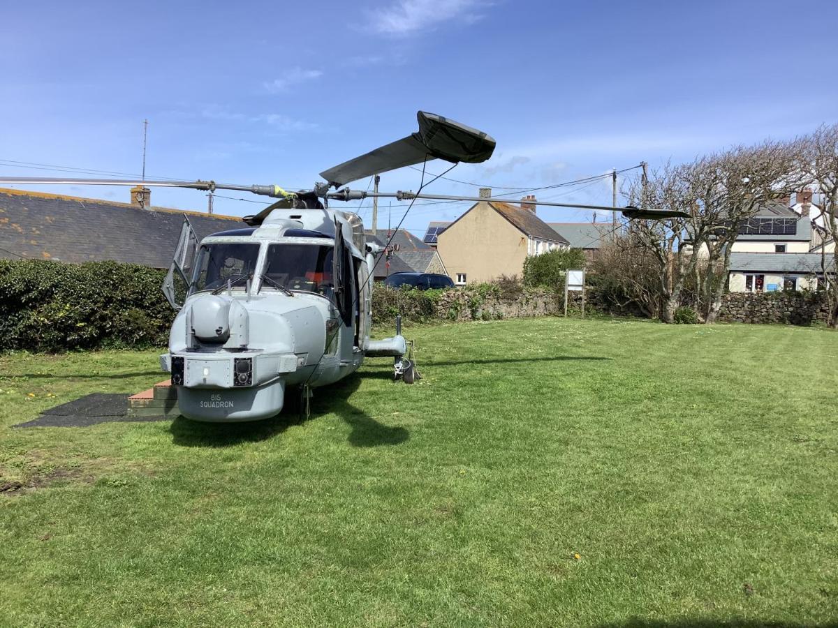Haelarcher Farmhouse And Helicopter B&B Лизард Экстерьер фото