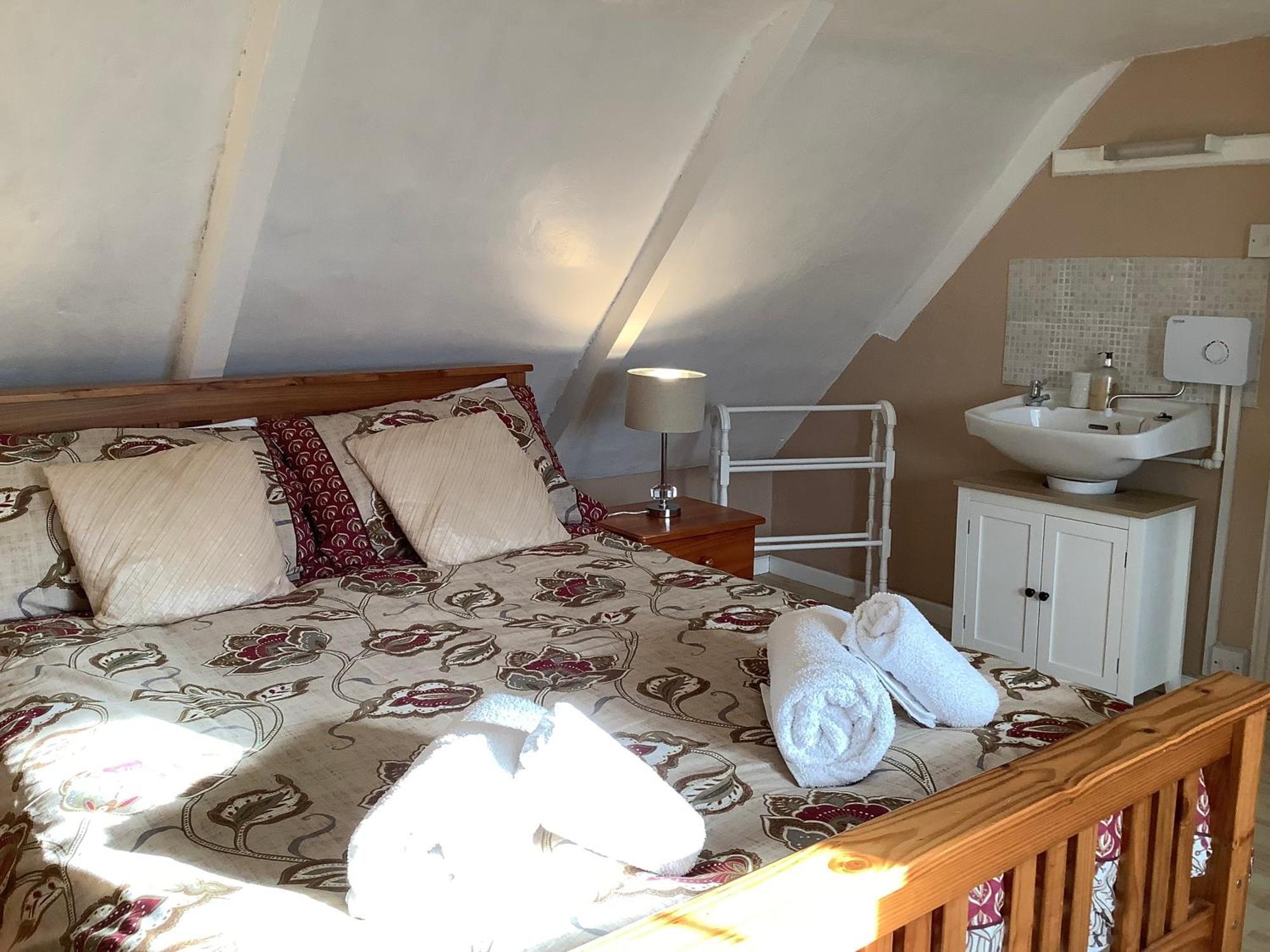 Haelarcher Farmhouse And Helicopter B&B Лизард Экстерьер фото
